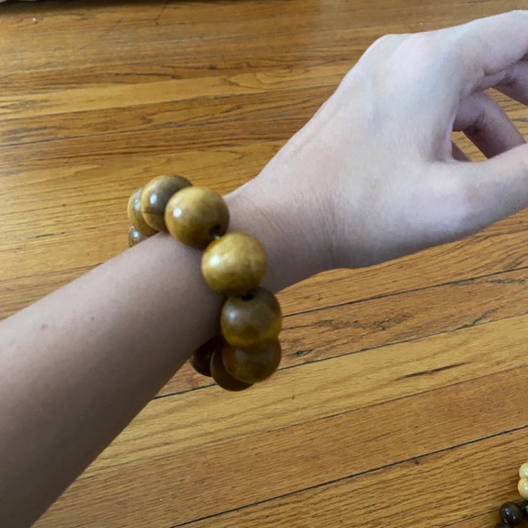 Kendi Amani wood ball bracelets (set of 3), color: multi brown - Picture 3 of 11